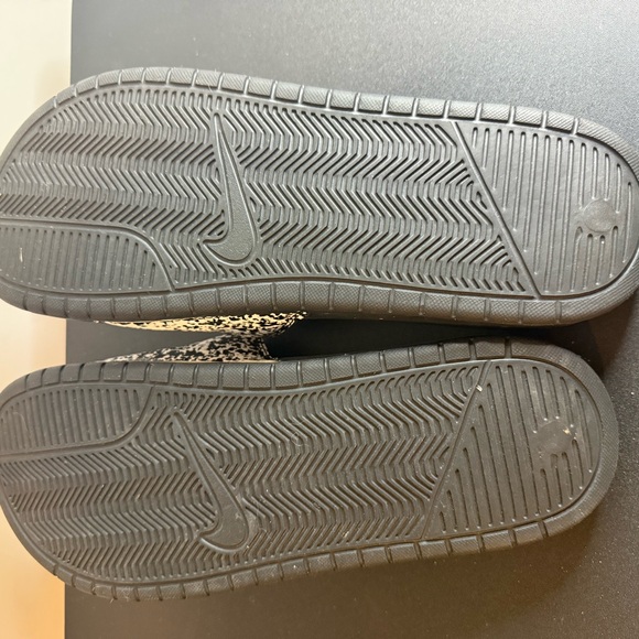 Nike Monochrome Slide Sandals - Picture 3 of 3